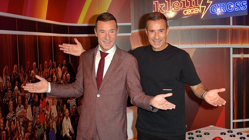 Kai Pflaume und seine Wachsfigur im Anzug.