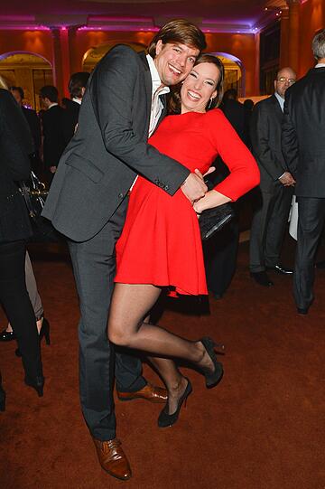 Auch im Knall-Kleid: Kim Heinzelmann.