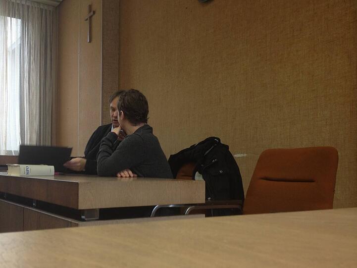 Benedikt S. (29, vorne) mit Anwalt Marco Noli.