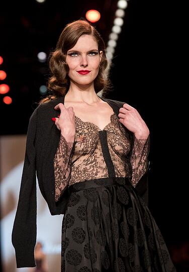 Hochgeschlossen oder freizügig. Auf der Fashion Week gibt es für jeden Geschmack etwas. Die Bilder von den Modenschauen.