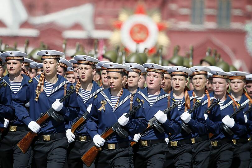 Zum 70. Jahrestag des Sieges der Sowjetunion über Hitlerdeutschland nahm Kremlchef Wladimir Putin die pompöse Waffenschau ab.