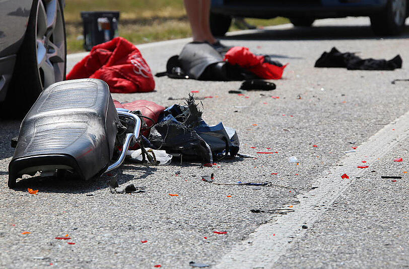 In der Nähe von Ampfing ist am Sonntag ein junger Motorradfahrer nach einem Sturz auf die Gegenfahrban gerutscht und wurde dort von einem PKW überfahren.