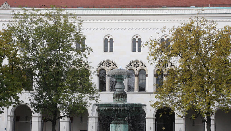 Die Ludwig-Maxilimilians-Universität München zieht jedes Jahr tausende Studenten in die Landeshauptstadt. Die Ludwig-Maxilimilians-Universität München zieht jedes Jahr tausende Studenten in die Landeshauptstadt.