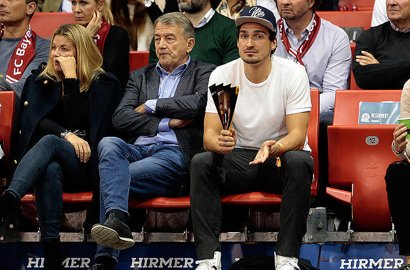 Der ehemalige DFB-Präsident Wolfgang Niersbach mit seiner Freundin Marion Popp. Rechts im Bild: Mats Hummels.