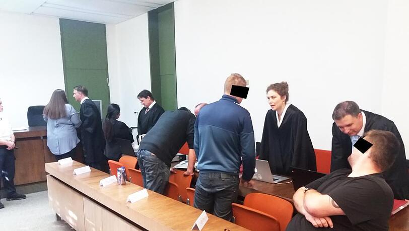Prozess am Landgericht: Die Angeklagten und ihre Anwälte. Prozess am Landgericht: Die Angeklagten und ihre Anwälte.
