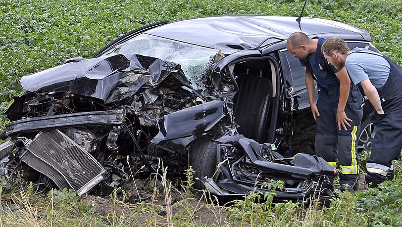 Der Mann wurde so schwer verletzt, dass er kurz nach Eintreffen der Rettungskräfte an der Unfallstelle starb. Der Mann wurde so schwer verletzt, dass er kurz nach Eintreffen der Rettungskräfte an der Unfallstelle starb.