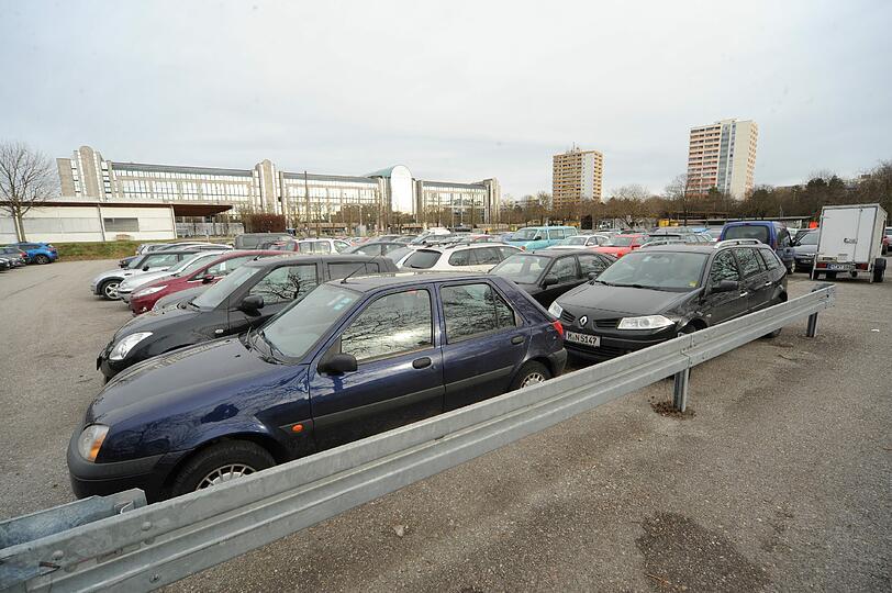 Ein Parkplatz,...