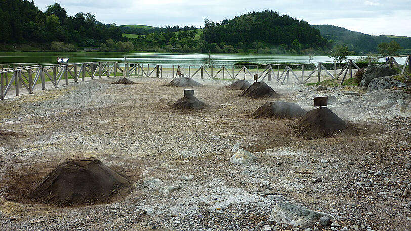 Hier wird gegart - Kochstellen am See bei Furna.