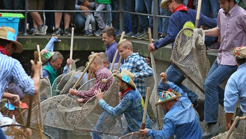 Teilnehmer des Fischertages springen mit ihren Keschern in den Stadtbach - allerdings sind Frauen nicht zugelassen. Teilnehmer des Fischertages springen mit ihren Keschern in den Stadtbach - allerdings sind Frauen nicht zugelassen.