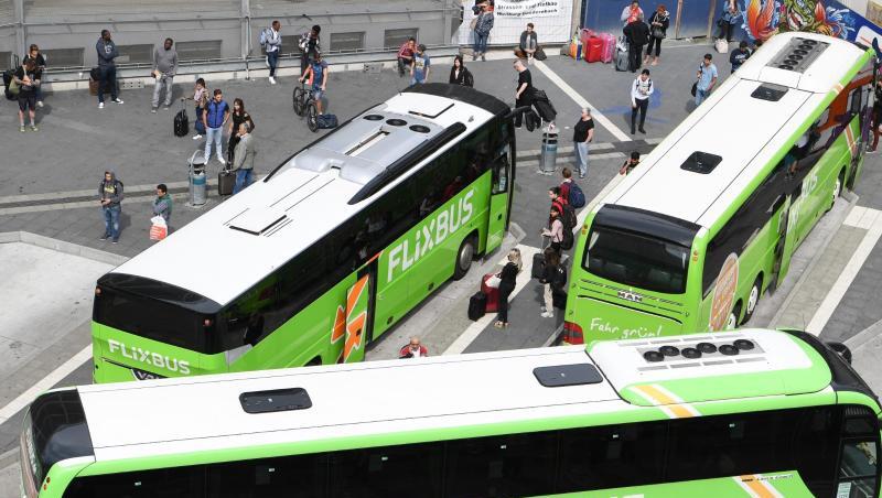Busse des Unternehmens Flixbus stehen am Hauptbahnhof in Frankfurt am Main. Busse des Unternehmens Flixbus stehen am Hauptbahnhof in Frankfurt am Main.