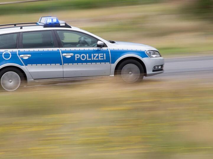 Ein Polizeiwagen fährt über eine Straße. Foto: Friso Gentsch/dpa/Archivbild