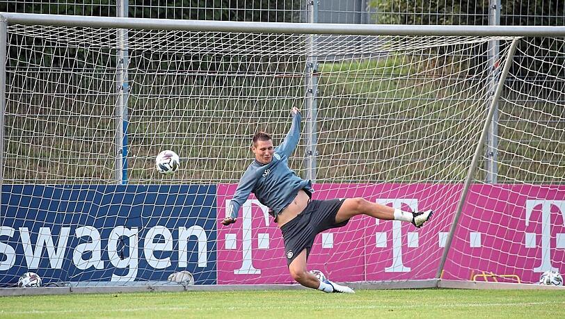 Drin, das Ding: Verteidiger Niklas Süle beim Training der Nationalmannschaft in Stuttgart als Hüter des Tores.