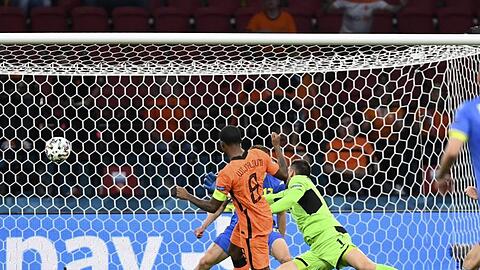 Kapitän Wijnaldum (l) schießt den Ball zur Führung ins Tor.