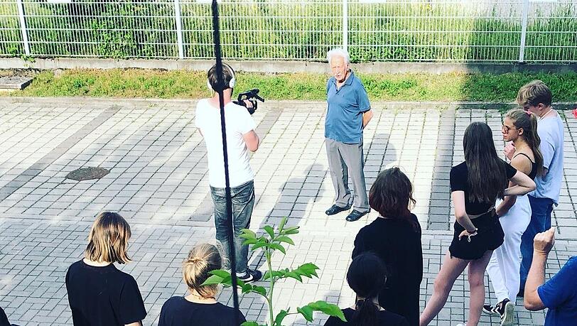 Die Jugendlichen bei ihren Recherchen mit dem Zeitzeugen Ernst Grube.