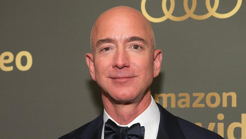 Elon Musk hat allen Grund für gute Laune: Er trägt wieder den Titel des reichsten Menschen der Welt - und soll auch privat noch viel vorhaben in diesem Jahr.