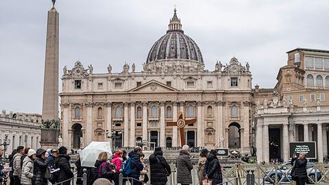Auch auf dem Petersplatz wird wieder für Papst Franziskus gebetet.