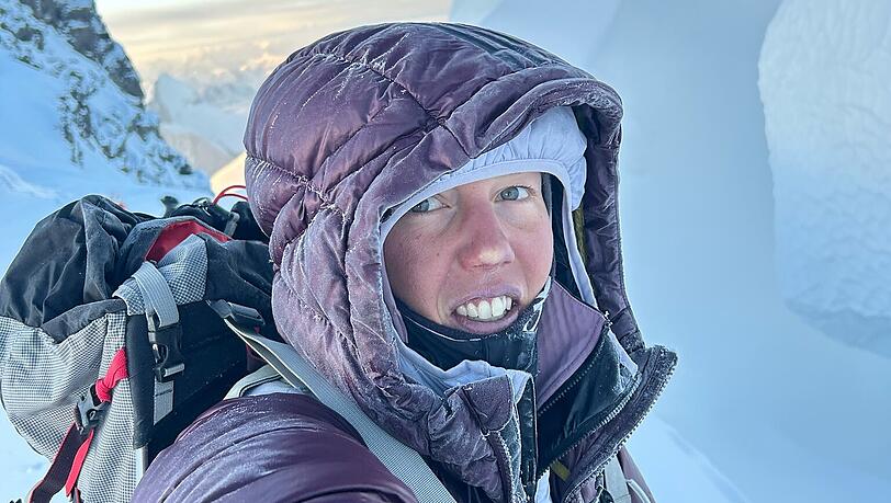 In dem Interview aus dem Jahr 2023 ging es um ihre Expedition ins Pamir-Gebirge, wie ihr auf 7000 Metern beinahe die Füße erfroren wären und warum sie ihren Bruder irgendwann alleine lassen musste.