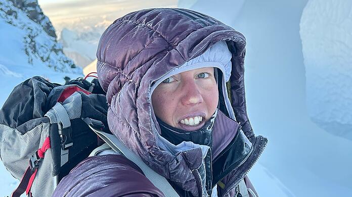 In dem Interview aus dem Jahr 2023 ging es um ihre Expedition ins Pamir-Gebirge, wie ihr auf 7000 Metern beinahe die Füße erfroren wären und warum sie ihren Bruder irgendwann alleine lassen musste.