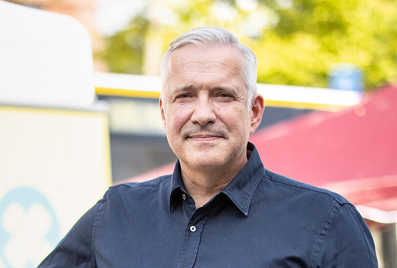 Der Sternekoch Alexander Herrmann wird 1971 im oberfr&auml;nkischen Kulmbach geboren und erlebt als Kind einen schweren Schicksalsschlag: Mit neun Jahren verliert er seine Eltern bei einem Autounfall.