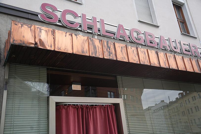 Wäre da nicht der Vorhang, könnte man meinen, hier gibt’s noch Leberkassemmeln wie früher. Aus Schlagbauer ist Casele geworden. Wäre da nicht der Vorhang, könnte man meinen, hier gibt’s noch Leberkassemmeln wie früher. Aus Schlagbauer ist Casele geworden.