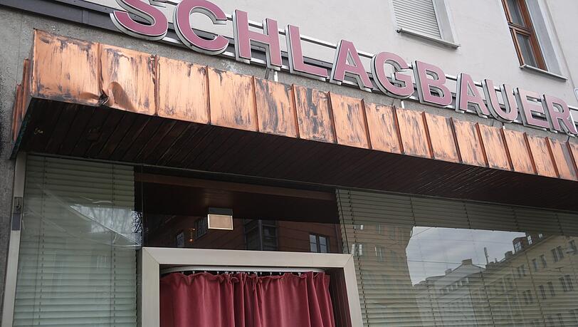 Wäre da nicht der Vorhang, könnte man meinen, hier gibt’s noch Leberkassemmeln wie früher. Aus Schlagbauer ist Casele geworden. Wäre da nicht der Vorhang, könnte man meinen, hier gibt’s noch Leberkassemmeln wie früher. Aus Schlagbauer ist Casele geworden.