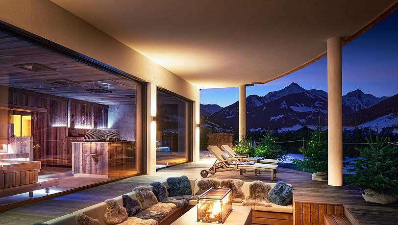 Die Terrasse vor der Panoramasauna: Hier k&ouml;nnen Spa-G&auml;ste rund um die Feuerschale ruhen.