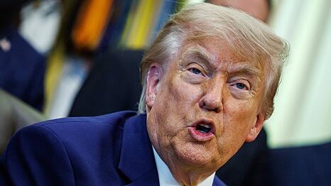 Donald Trump findet, er &uuml;bertrifft mit seiner B&uuml;hnenpr&auml;senz Elvis.