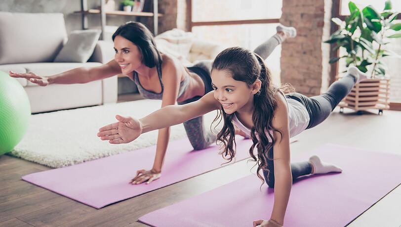 Für Sie ist Yoga die beste Art zu entspannen? Am liebsten würden Sie auch mit Ihren Kleinen Yoga praktizieren? Doch wie soll man einem vierjährigen Kind die komplizierten Yoga-Posen erklären? In der Galerie verraten wir Ihnen, wie das funktionieren kann und was Sie sonst noch über Kinderyoga wissen sollten. Für Sie ist Yoga die beste Art zu entspannen? Am liebsten würden Sie auch mit Ihren Kleinen Yoga praktizieren? Doch wie soll man einem vierjährigen Kind die komplizierten Yoga-Posen erklären? In der Galerie verraten wir Ihnen, wie das funktionieren kann und was Sie sonst noch über Kinderyoga wissen sollten.