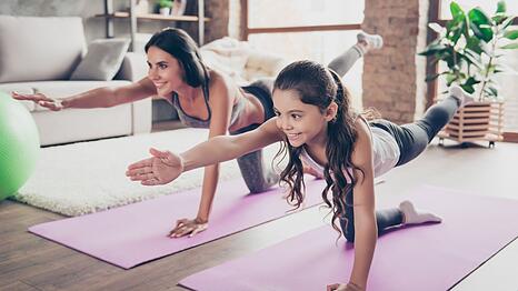 F&uuml;r Sie ist Yoga die beste Art zu entspannen? Am liebsten w&uuml;rden Sie auch mit Ihren Kleinen Yoga praktizieren? Doch wie soll man einem vierj&auml;hrigen Kind die komplizierten Yoga-Posen erkl&auml;ren? In der Galerie verraten wir Ihnen, wie das funktionieren kann und was Sie sonst noch &uuml;ber Kinderyoga wissen sollten.