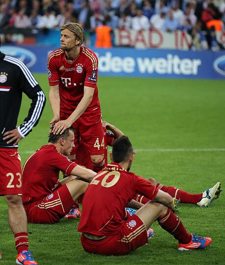 Gegenseitiger Trost nach dem Schock. Die Bayern-Stars halten zusammen.