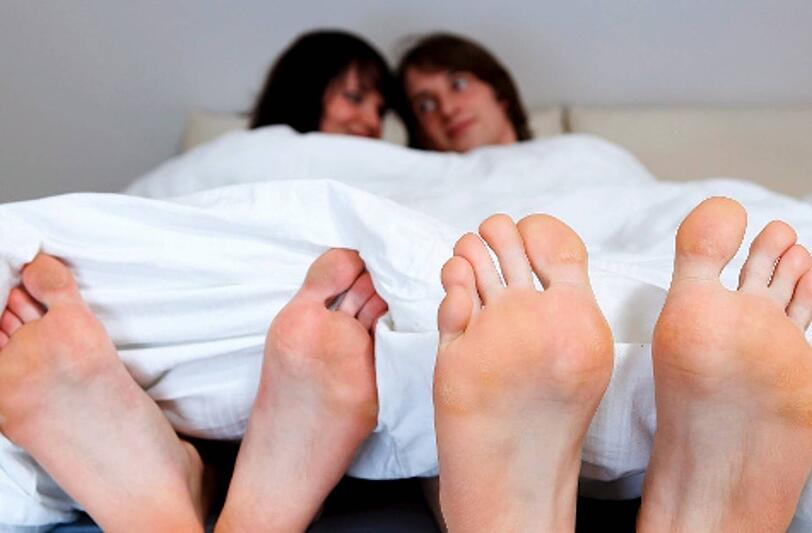 Wie schön, wenn man mal Zeit dazu hat: Lange ausschlafen und Zeit mit dem Partner verbringen. Das würden sich die Deutschen viel öfter wünschen.