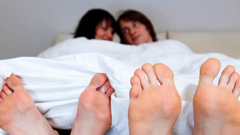 Wie schön, wenn man mal Zeit dazu hat: Lange ausschlafen und Zeit mit dem Partner verbringen. Das würden sich die Deutschen viel öfter wünschen. Wie schön, wenn man mal Zeit dazu hat: Lange ausschlafen und Zeit mit dem Partner verbringen. Das würden sich die Deutschen viel öfter wünschen.