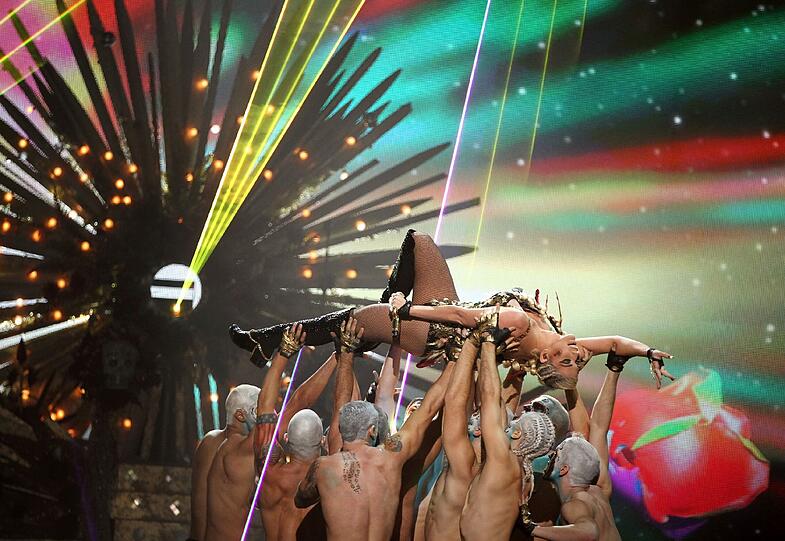 Die Popsängerin beeindruckt ihre Fans mit extravaganten Bühnenshows.