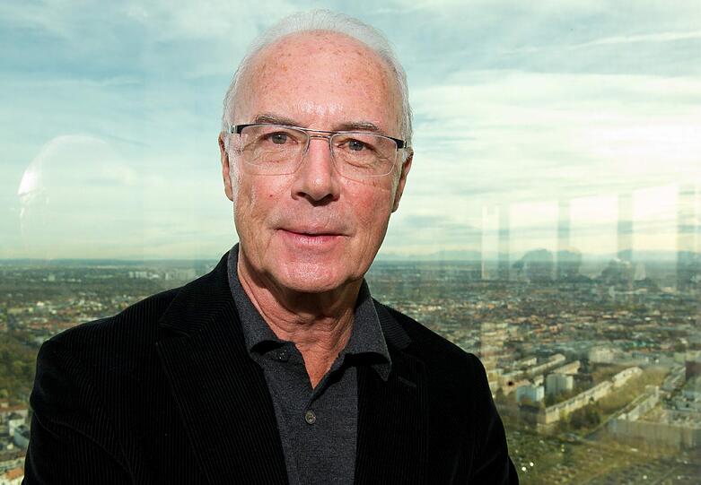 Franz Beckenbauer, Ehrenpräsident des FC Bayern, glaubt, dass viele Fans dem BVB die Daumen drücken am 23. November.