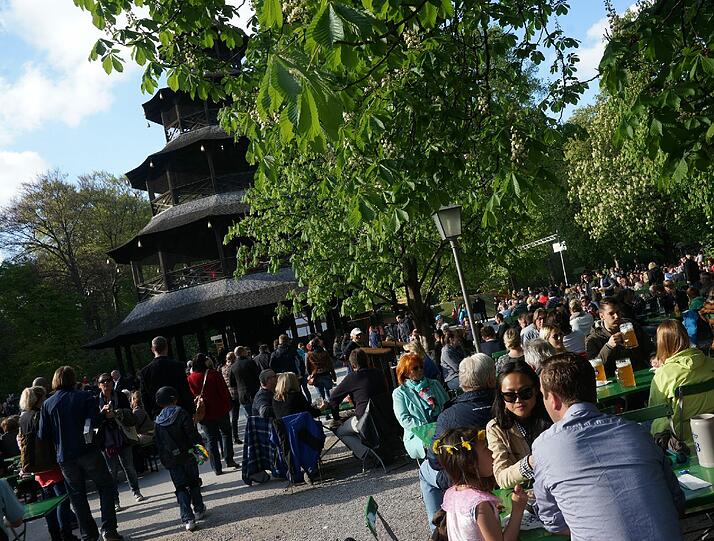 Ostern 2014 in München: AZ-Fotograf Daniel von Loeper hat am Wochenende die Biergärten, die Isar, den Tierpark und den Englischen Garten besucht und tolle Fotos gemacht. So schön war das Osterwochenende...