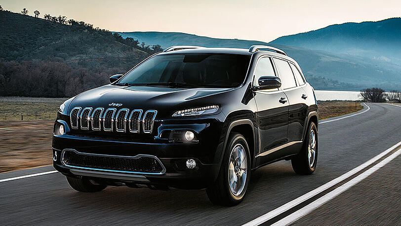 Die Hacker konnten bei dem Experiment bei einem Jeep Cherokee Bremsen, Geschwindigkeit, Klimaanlage und Radio steuern. Kunden in Europa sind aber nicht betroffen. Die Hacker konnten bei dem Experiment bei einem Jeep Cherokee Bremsen, Geschwindigkeit, Klimaanlage und Radio steuern. Kunden in Europa sind aber nicht betroffen.