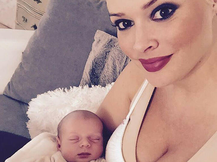 Daniela Katzenberger hält stolz ihre Tochter Sophia in den Armen