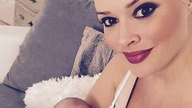 Daniela Katzenberger hält stolz ihre Tochter Sophia in den Armen Daniela Katzenberger hält stolz ihre Tochter Sophia in den Armen