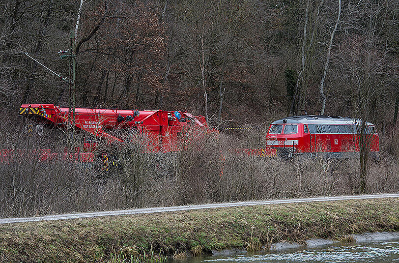 Dieser Spezialkran soll bei der Bergung der ineinander verkeilten Züge helfen.