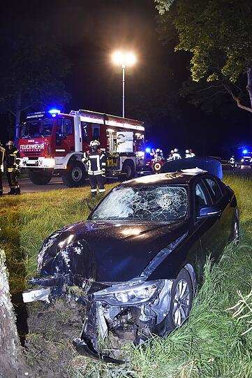 Ein alkoholisierter 22-Jähriger crashte frontal gegen einen Baum. Die Bilder des Unfalls.