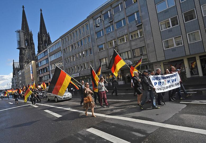 Etwa 50 Teilnehmer ziehen am 04.09.2016 in Köln bei einem Demonstrationszug der rechtsextremistischen Partei Pro NRW durch die Innenstadt.