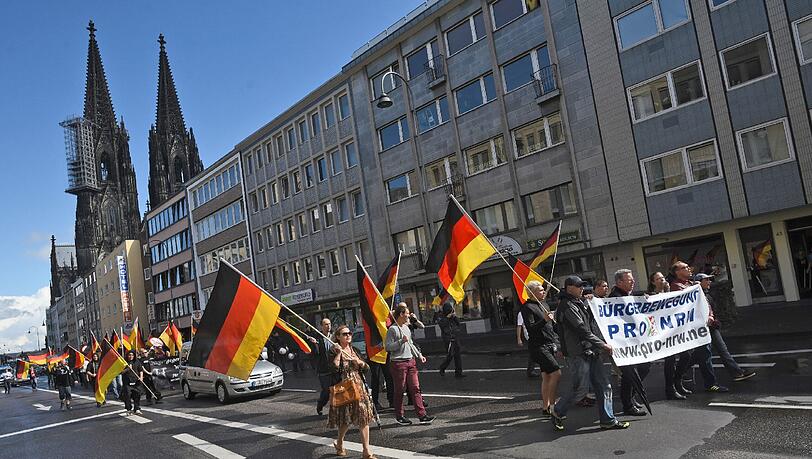 Etwa 50 Teilnehmer ziehen am 04.09.2016 in Köln bei einem Demonstrationszug der rechtsextremistischen Partei Pro NRW durch die Innenstadt. Etwa 50 Teilnehmer ziehen am 04.09.2016 in Köln bei einem Demonstrationszug der rechtsextremistischen Partei Pro NRW durch die Innenstadt.