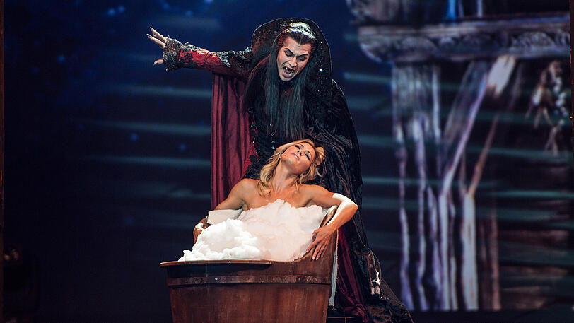 Drew Sarich als Graf von Krolock aus dem Tanz der Vampire und Helene Fischer im Badezuber.