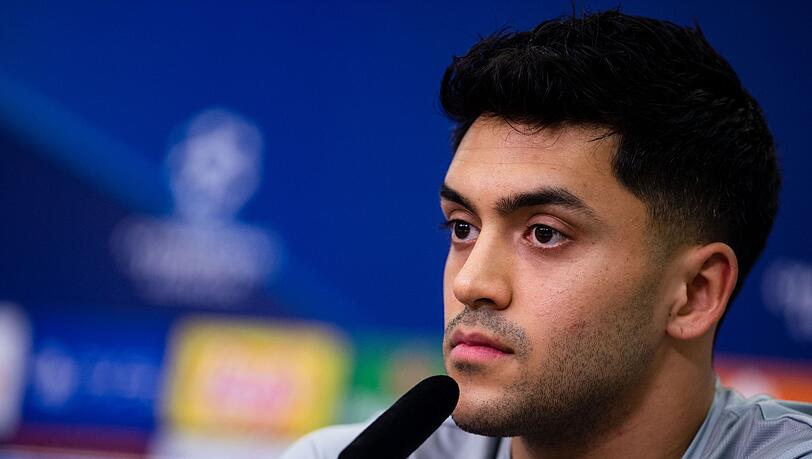 Leverkusens Nadiem Amiri spricht während einer Pressekonferenz.