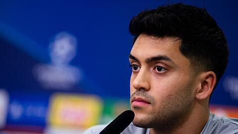 Leverkusens Nadiem Amiri spricht während einer Pressekonferenz.