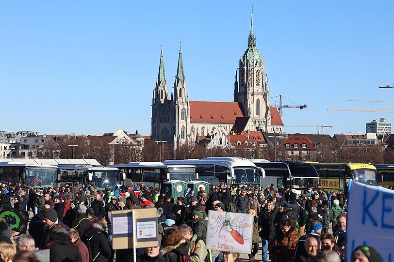 Teilnehmer versammeln sich am Sonntagmittag auf der Theresienwiese zur Demonstration "Hand in Hand für unser Land".