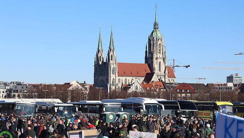 Teilnehmer versammeln sich am Sonntagmittag auf der Theresienwiese zur Demonstration "Hand in Hand für unser Land". Teilnehmer versammeln sich am Sonntagmittag auf der Theresienwiese zur Demonstration "Hand in Hand für unser Land".