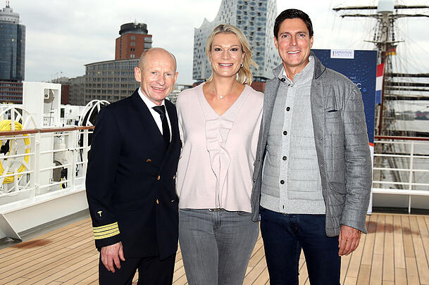 Johann Schrempf und Maria Riesch kennen sich bereits seit einigen Jahren. Im Jahr 2019 posierten sie gemeinsam mit Marcus Höfl (re.), von dem Riesch inzwischen geschieden ist. Johann Schrempf und Maria Riesch kennen sich bereits seit einigen Jahren. Im Jahr 2019 posierten sie gemeinsam mit Marcus Höfl (re.), von dem Riesch inzwischen geschieden ist.