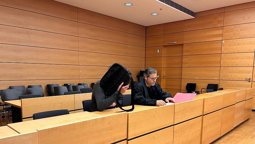 Bei praller Sonne soll ein Vater sein Baby in einem verschlossenen Auto zurückgelassen haben. (Archivbild) Bei praller Sonne soll ein Vater sein Baby in einem verschlossenen Auto zurückgelassen haben. (Archivbild)