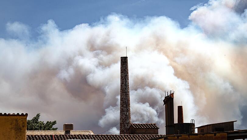 Wegen starker Rauchentwicklung durch einen Waldbrand im Nordosten Spaniens haben die Behörden rund 45.000 Bewohner mehrerer Ortschaften aufgerufen, ihre Häuser vorerst nicht zu verlassen. Wegen starker Rauchentwicklung durch einen Waldbrand im Nordosten Spaniens haben die Behörden rund 45.000 Bewohner mehrerer Ortschaften aufgerufen, ihre Häuser vorerst nicht zu verlassen.